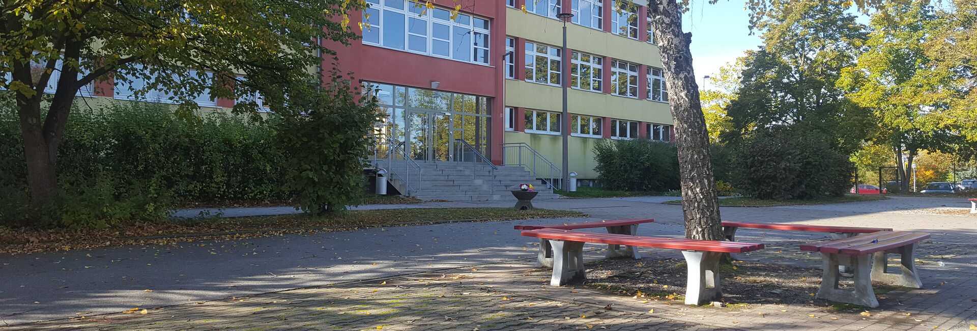 Hintergrund Schuleingang